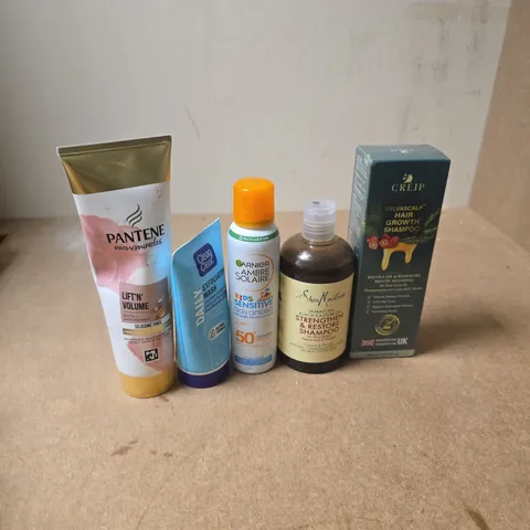 APPROXIMATELY 15 ASSORTED HEALTH & BEAUTY PRODUCTS TO INCLUDE CREIP HAIR GROWTH SHAMPOO, GARNIER PROTECTION MIST, CLEAN & GARNIER EXFOLIATING WASH, ETC - COLLECTION ONLY