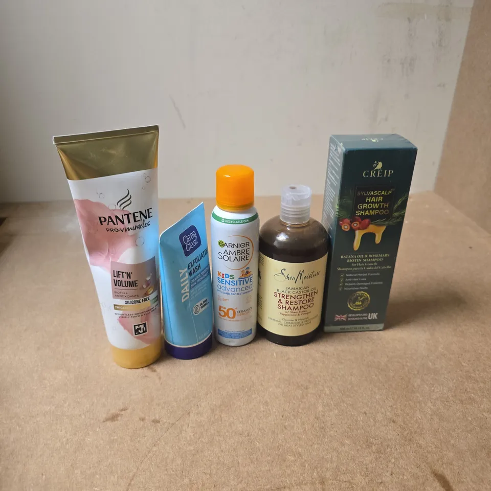 APPROXIMATELY 15 ASSORTED HEALTH & BEAUTY PRODUCTS TO INCLUDE CREIP HAIR GROWTH SHAMPOO, GARNIER PROTECTION MIST, CLEAN & GARNIER EXFOLIATING WASH, ETC - COLLECTION ONLY