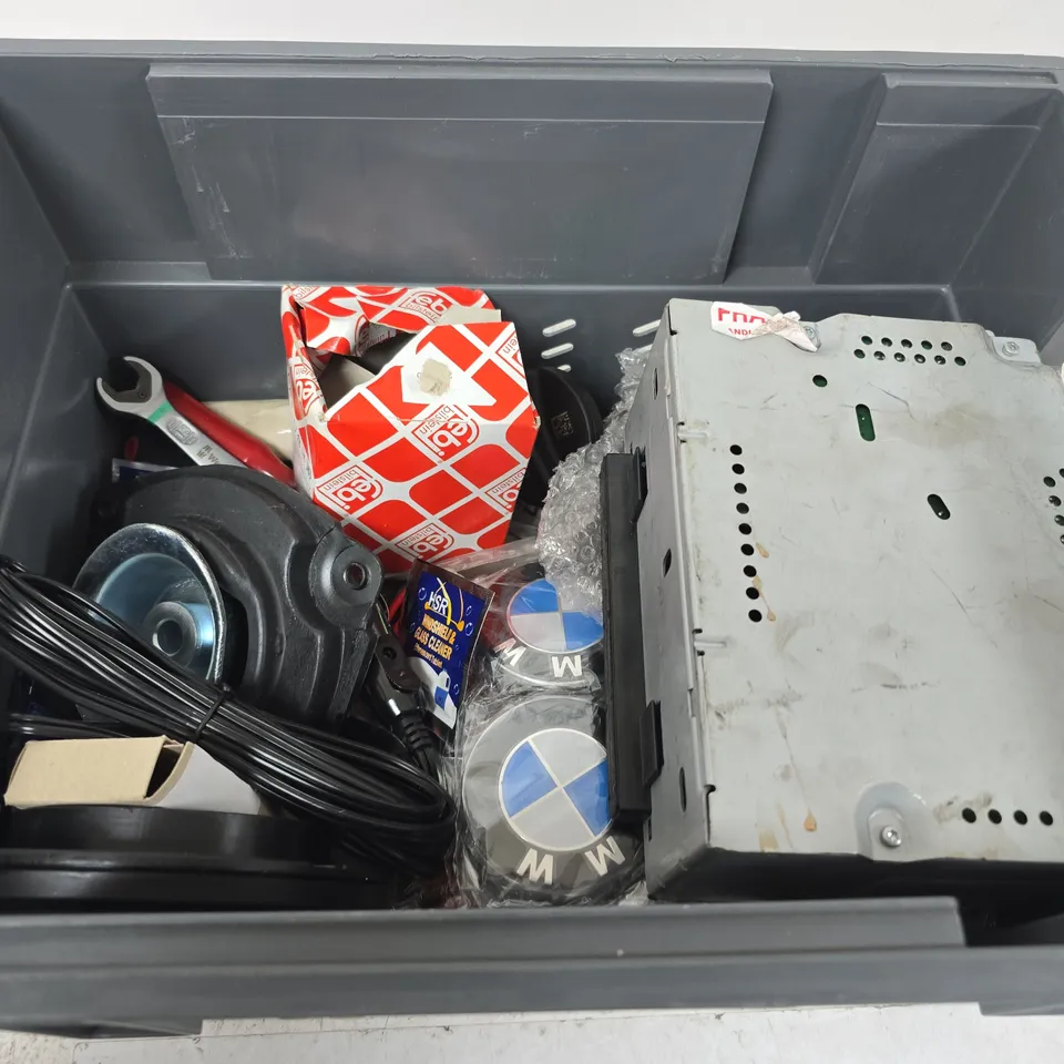 APPROXIMATELY 10 ASSORTED VEHICLE PARTS AND ACCESSORIES