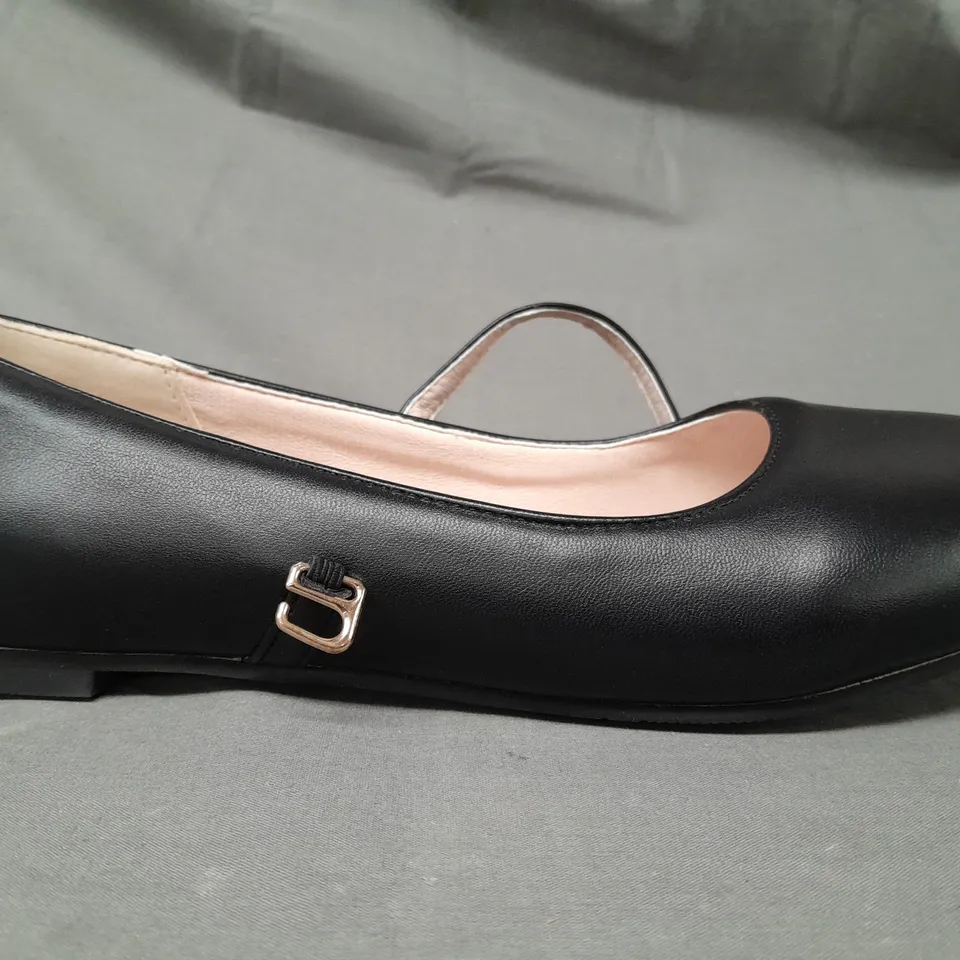BOXED PAIR OF DESIGNER FLAT SHOES IN BLACK EU SIZE 42
