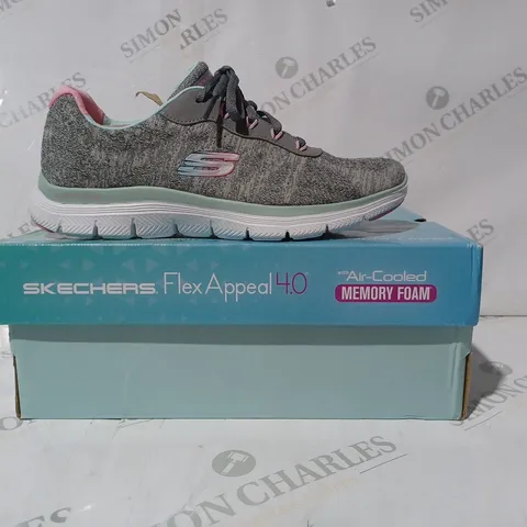 BOXED PAIR OF SKECHERS FRESH MOVE TRAINERS IN GREY UK SIZE 4