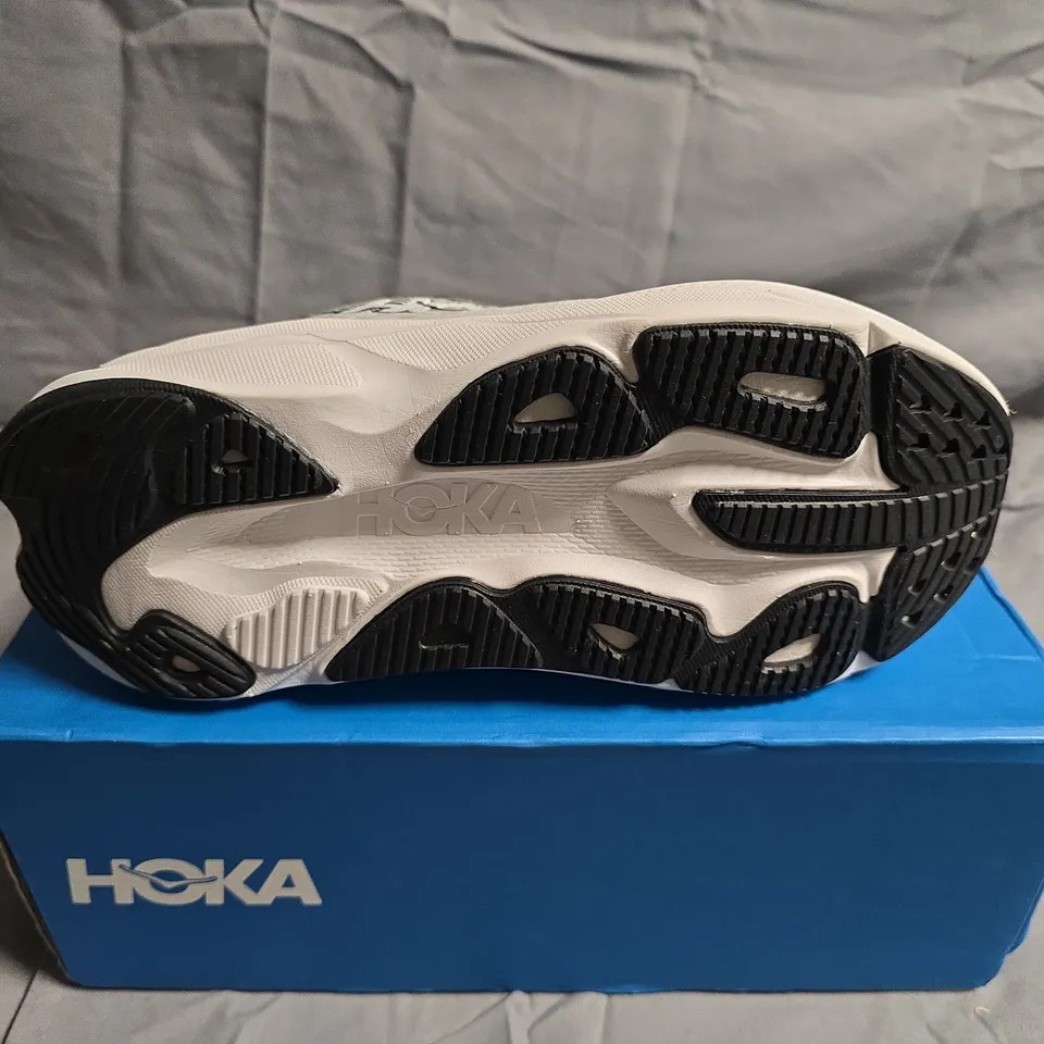 BOXED HOKA SKYFLOW TRAINERS - UK SIZE 5 - WOMENS 