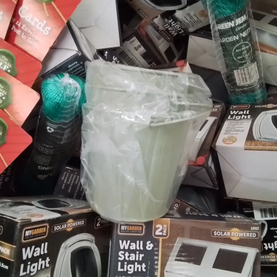 BOX CONTAINING A LARGE QUANTITY OF BRAND NEW ASSORTED HOMEWARE PRODUCTS TO INCLUDE: MYGARDEN WALL LIGHTS, PLANTERS, GARDEN NETTING ECT