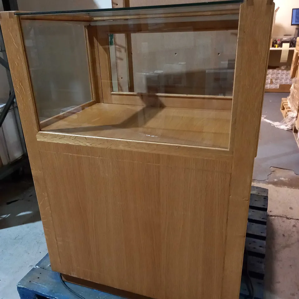 GLASS DISPLAY CABINET 