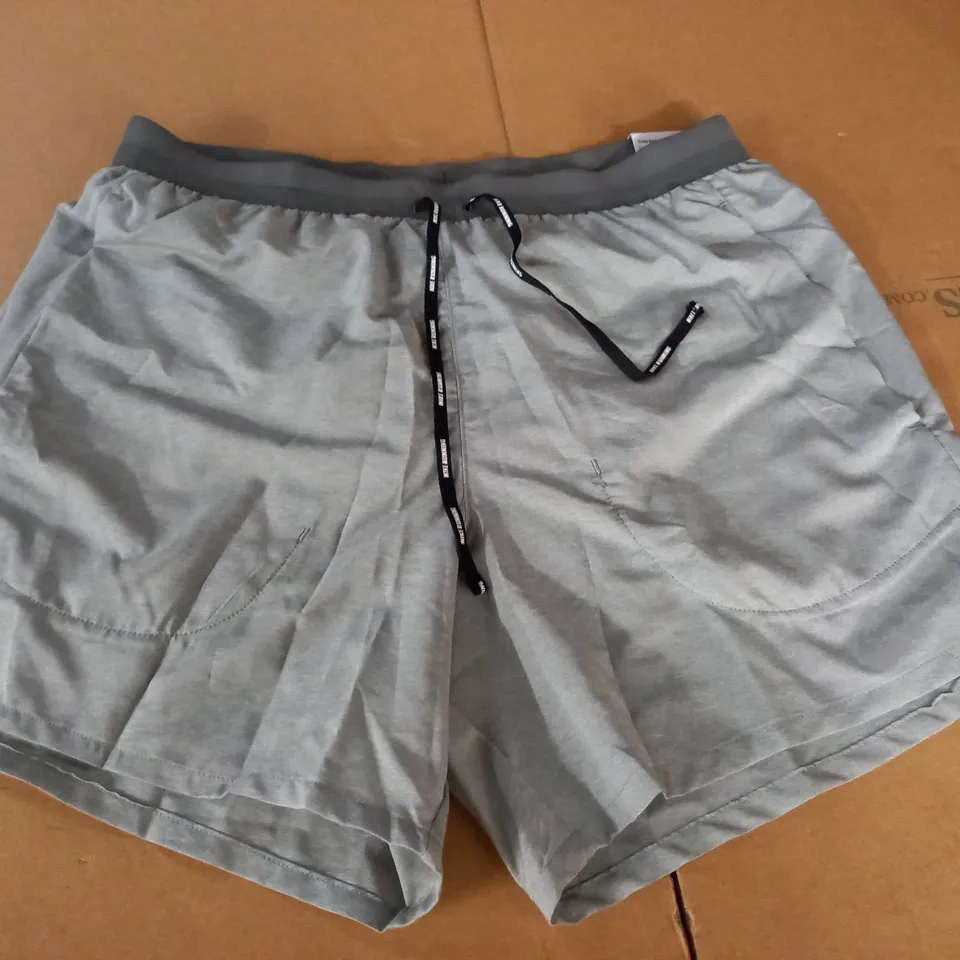 NIKE STANDARD FIR 5" LENGTH GREY SHORTS - S