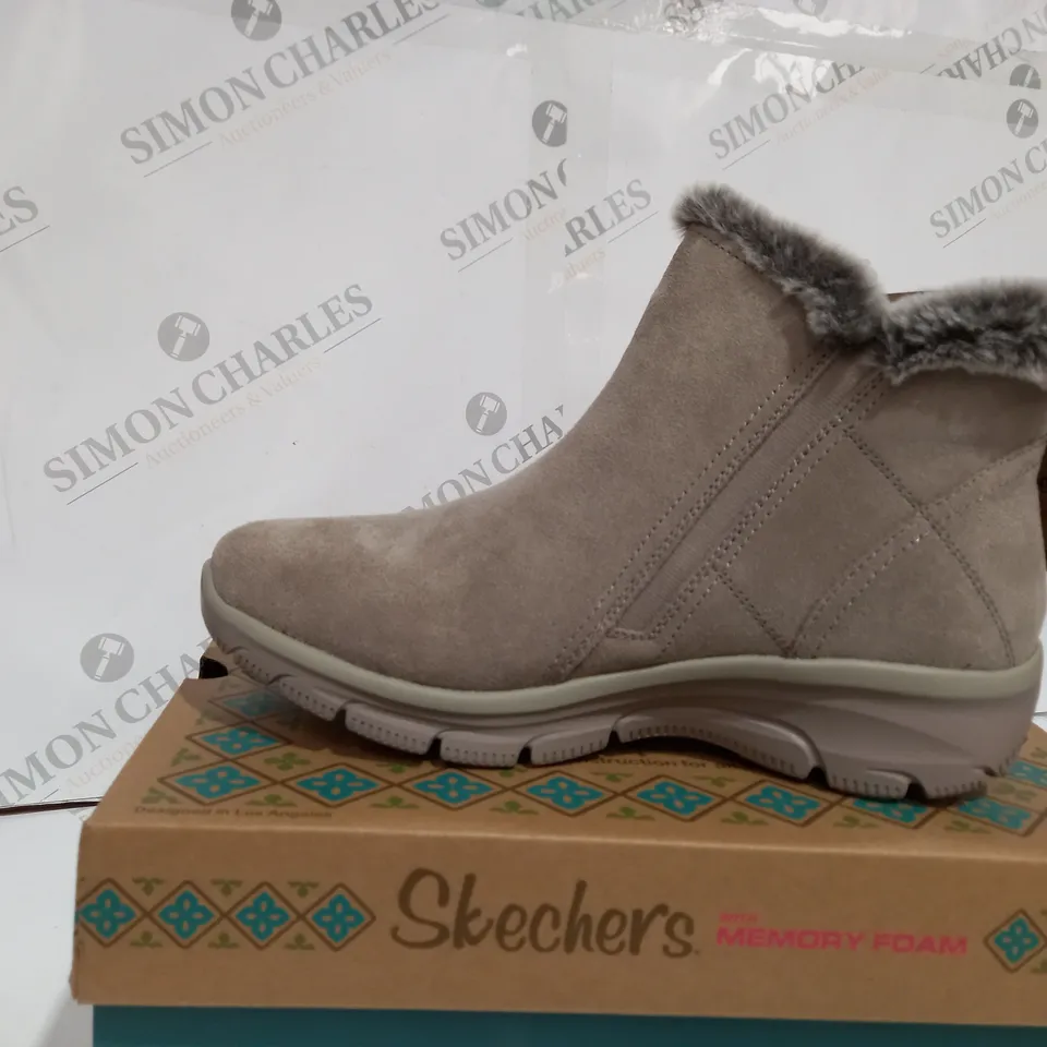 SKECHERS EASY GOING HIGH ZIP BOOT, MUSHROOM, UK 6