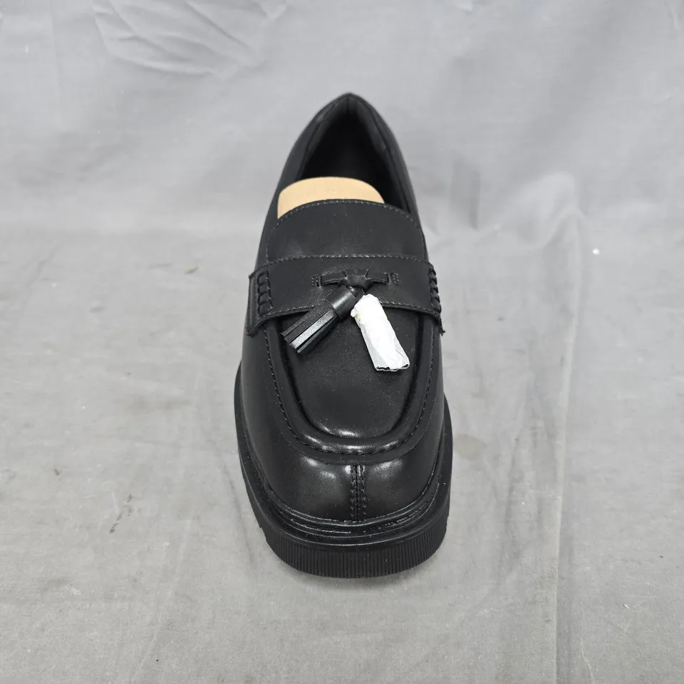 UNBOXED PAIR OF CLARKS LOAFERS IN BLACK SIZE UK 7