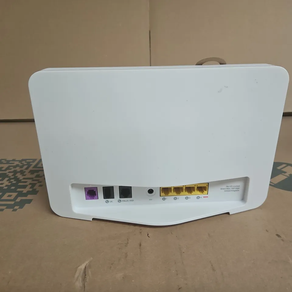 SKY HUB WHITE