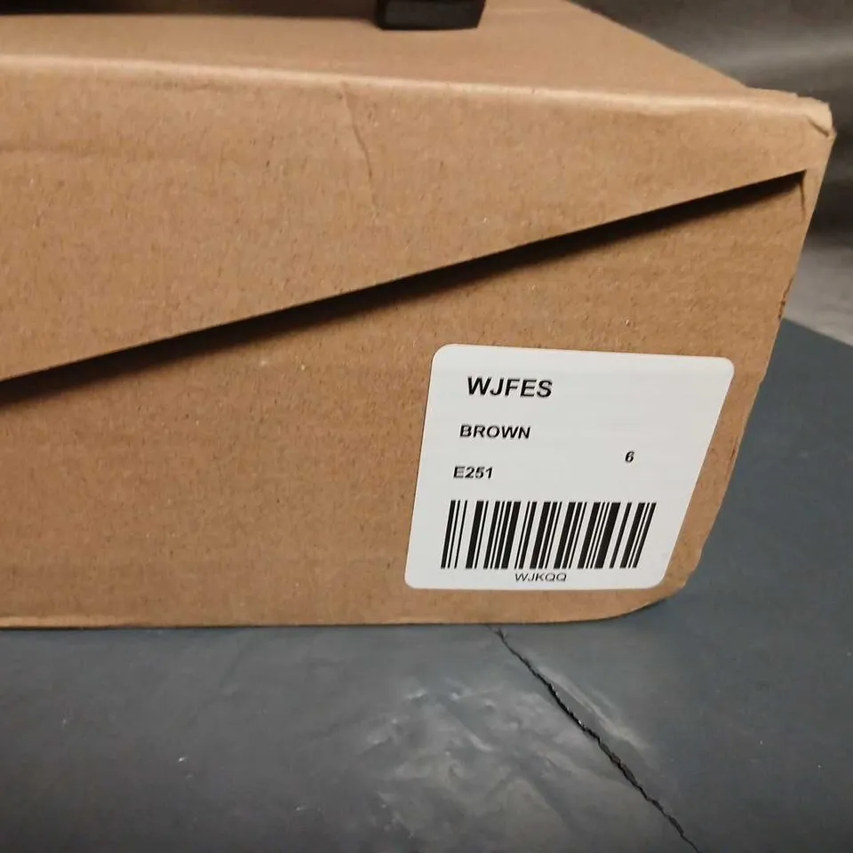 THE COLLECTION BROWN LEATHER ANKLE BOOTS – UK 6