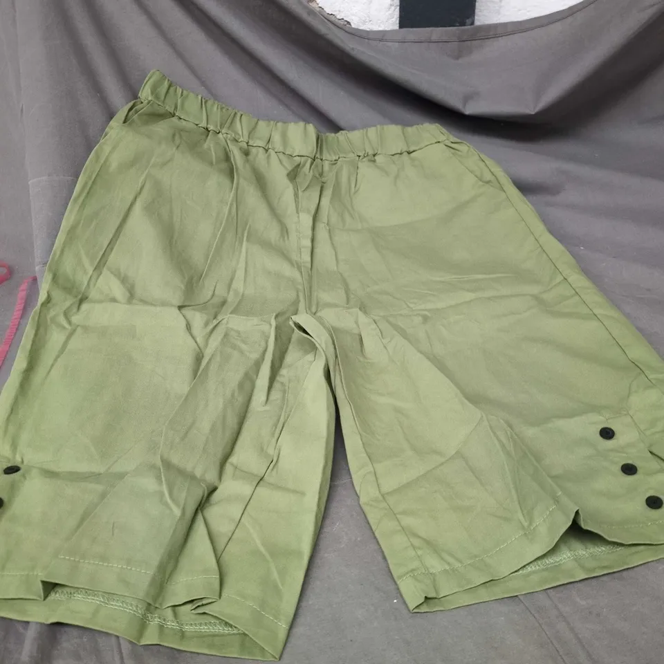 KHAKI SHORTS SIZE L