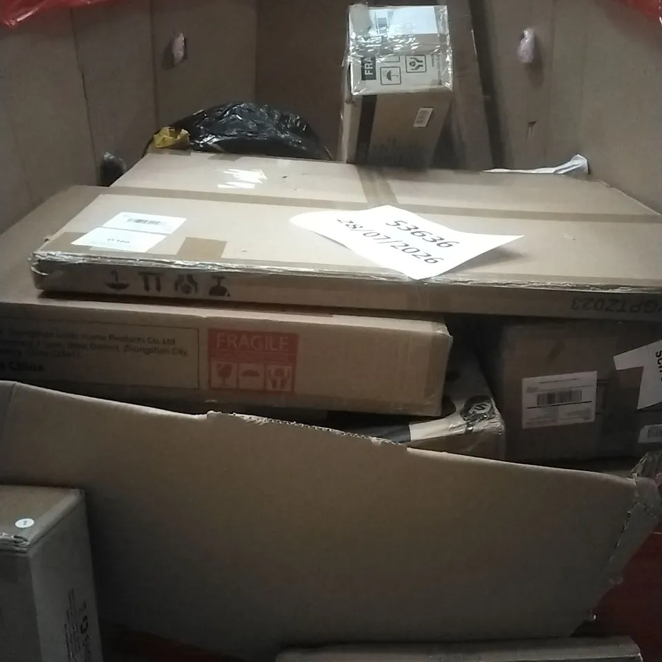 A PALLET CONTAINING ASSORTED HOUSEHOLD GOODS AND PRODUCTS TO INCLUDE; PUZZLE ACCESSORIES, RADIANT HEATER, PATIO UMBRELLA, BOXED FURNITURE ETC