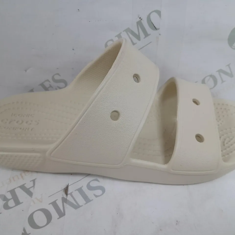 PAIR OF CRONIC ICONIC COMFORTS IN CREAM - MENS SIZE 5