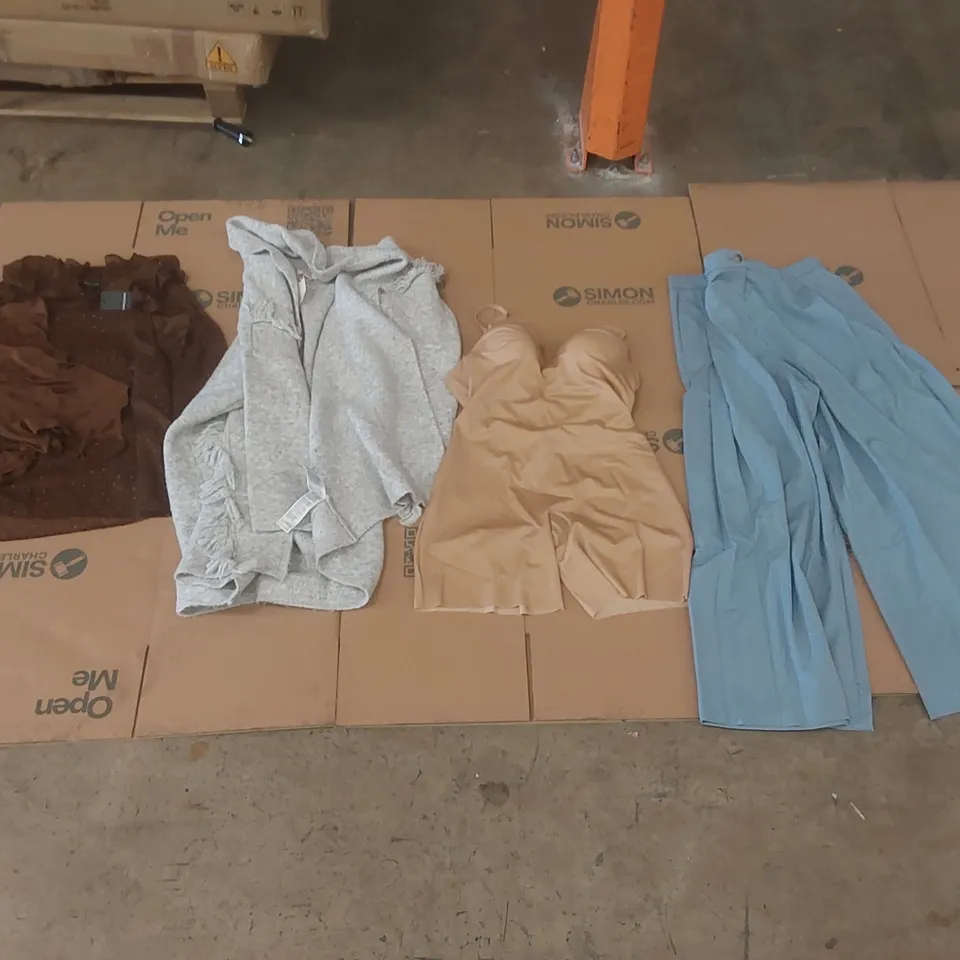 PALLET CONTAINING APPROXIMATELY 500x BRAND NEW ASSORTED DESIGNER CLOTHING ITEMS INCLUDING: MAGISCULPT BODYSUIT, JD WILLIAMS TOP, JULIPA JUMPER ECT