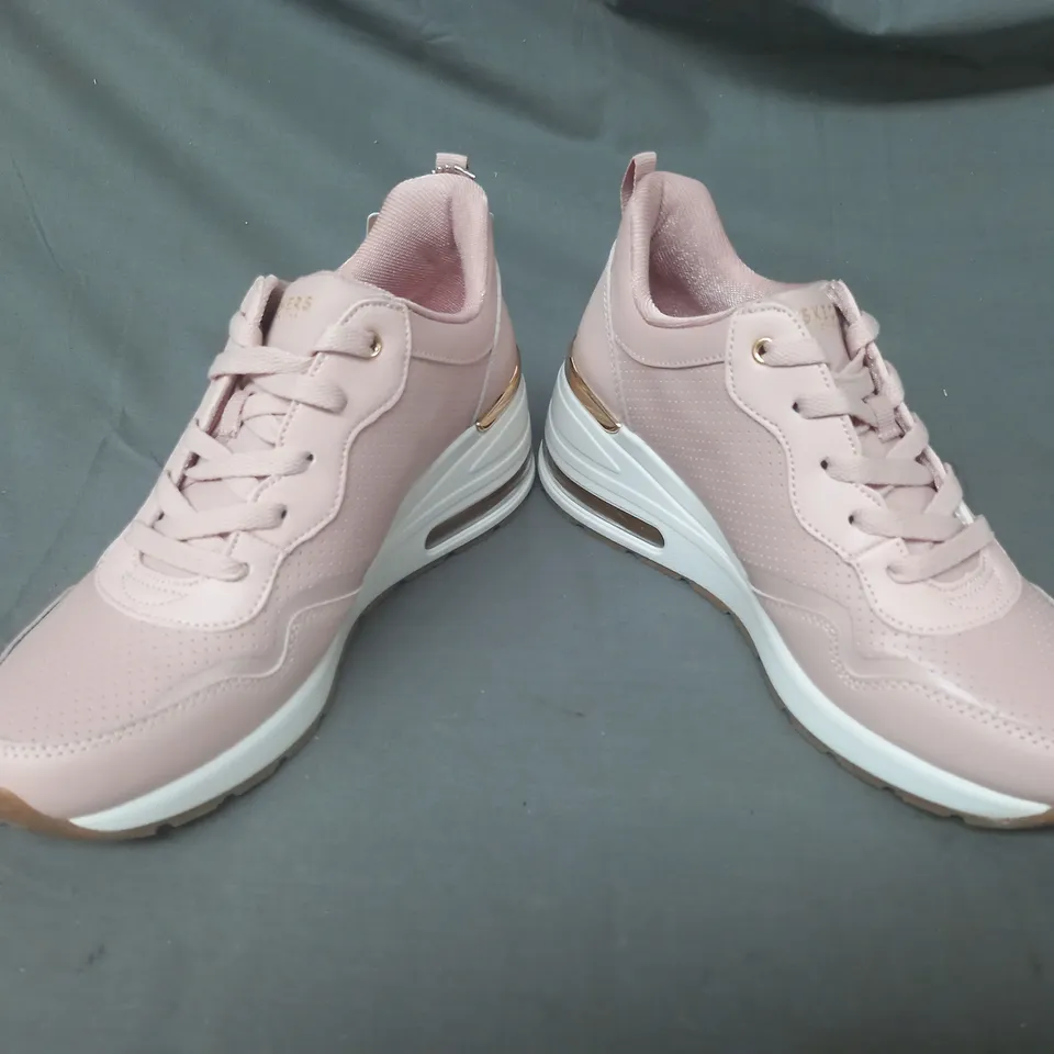 BOXED PAIR OF SKECHERS SHOES IN PINK UK SIZE 4.5