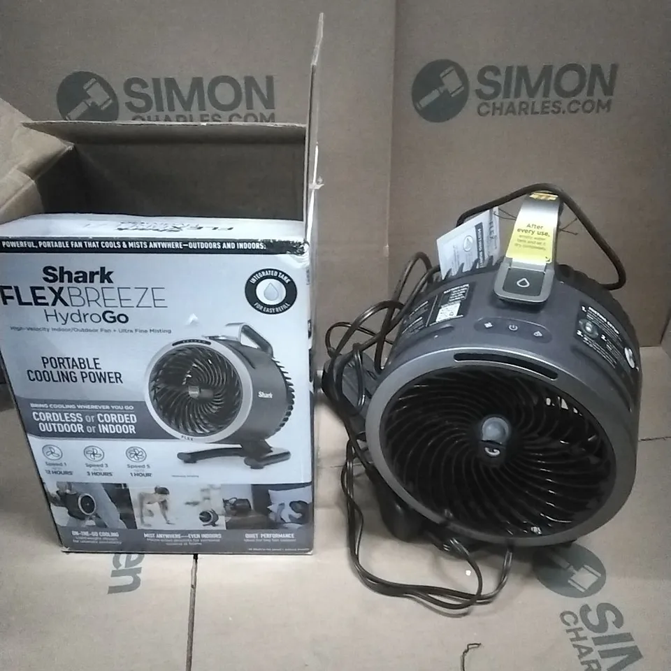BOXED SHARK FLEXBREEZE HYDROGO FA050UK MISTING FAN – INDOOR & OUTDOOR PORTABLE COOLING FAN – CHARCOAL
