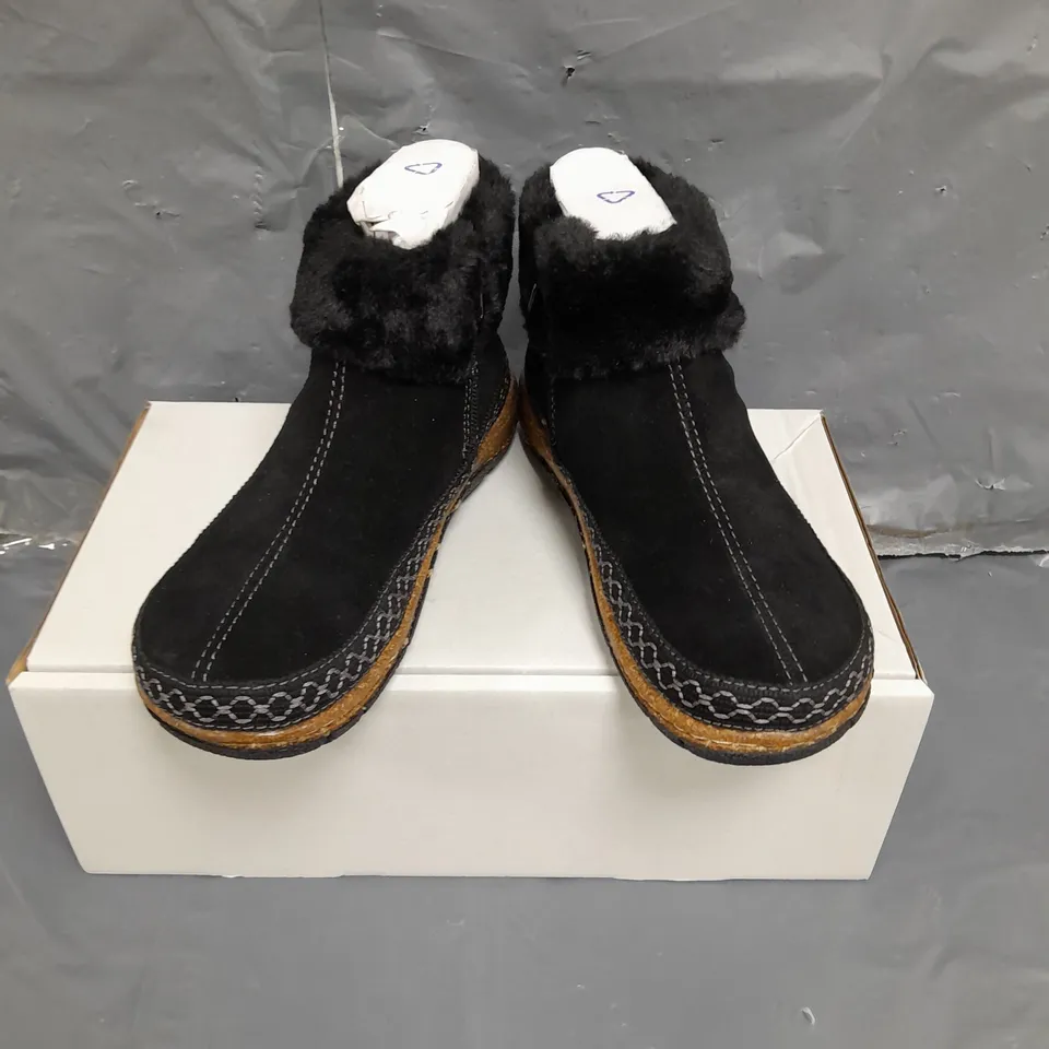 BOXED PAIR OF EARTH ORIGINALS EMMALYN BOOTIES IN BLACK SIZE 5