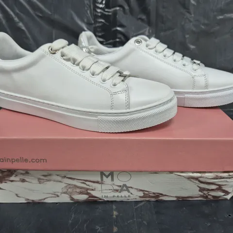 BOXED PAIR OF MODA IN PELLE ARRIA TRAINERS IN WHITE SIZE 4