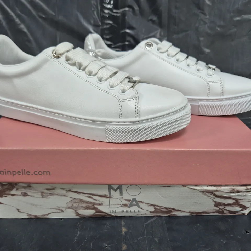 BOXED PAIR OF MODA IN PELLE ARRIA TRAINERS IN WHITE SIZE 4