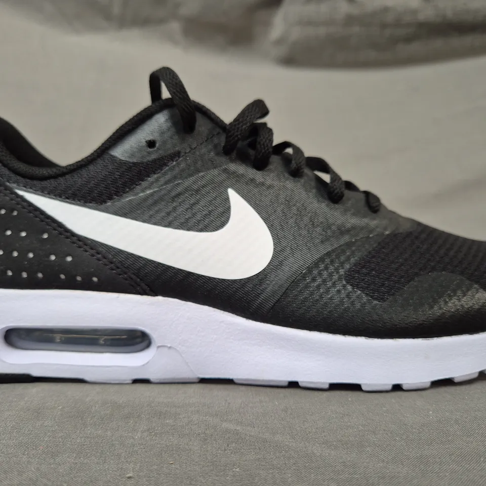 PAIR OF NIKE AIR MAX TAVAS SHOES IN BLACK/WHITE UK SIZE 8