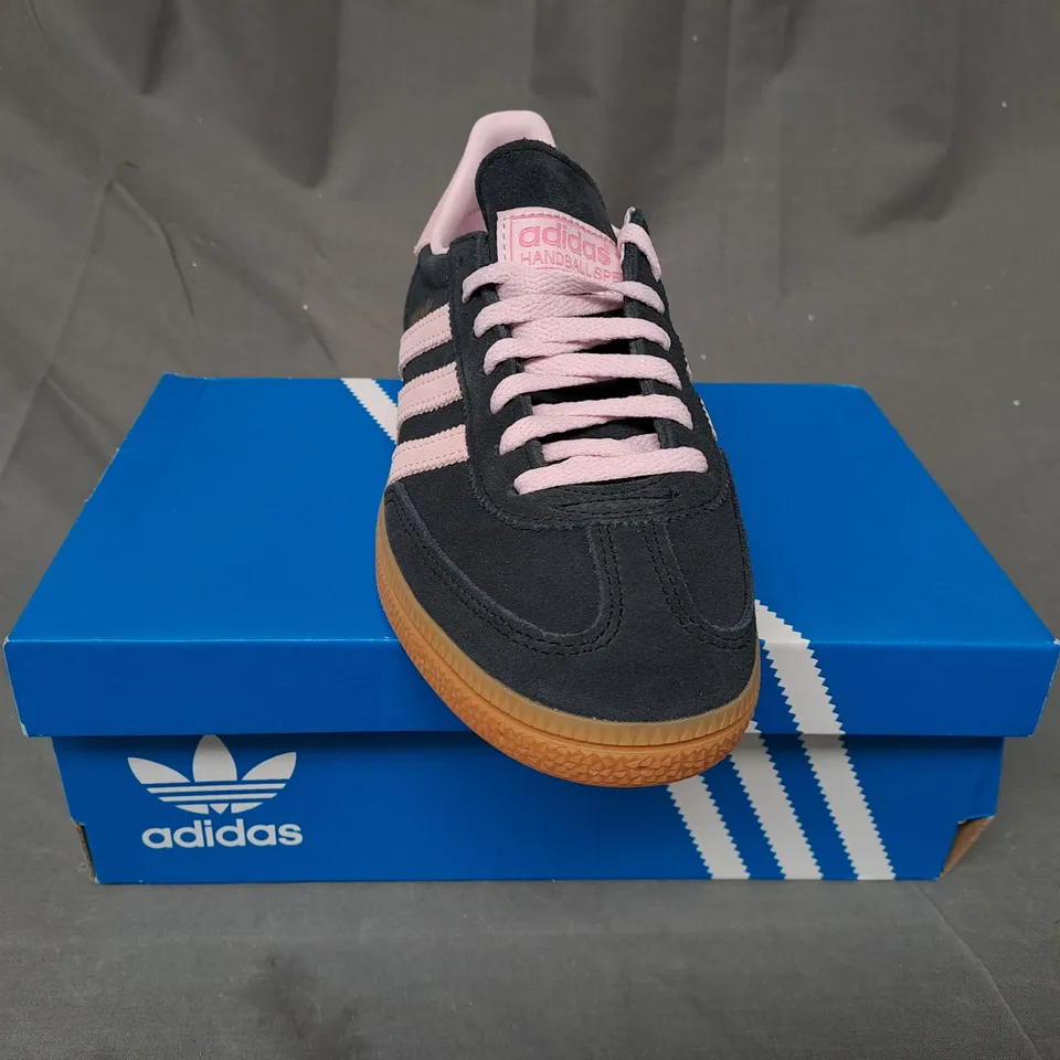 BOXED PAIR OF ADIDAS HANDBALL SPEZIAL W SHOES IN COAL/PINK UK SIZE 4