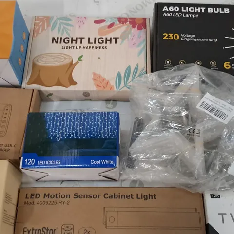 LOT OF 17 ASSORTED ITEMS TO INCLUDE CABINET LIGHT, LIGHT BULBS AND NIGHTLIGHT