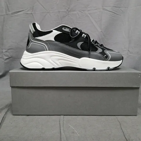 BOXED PAIR OF CLEENS PULSE RUNNER TRAINERS IN CARBON SIZE UK 8