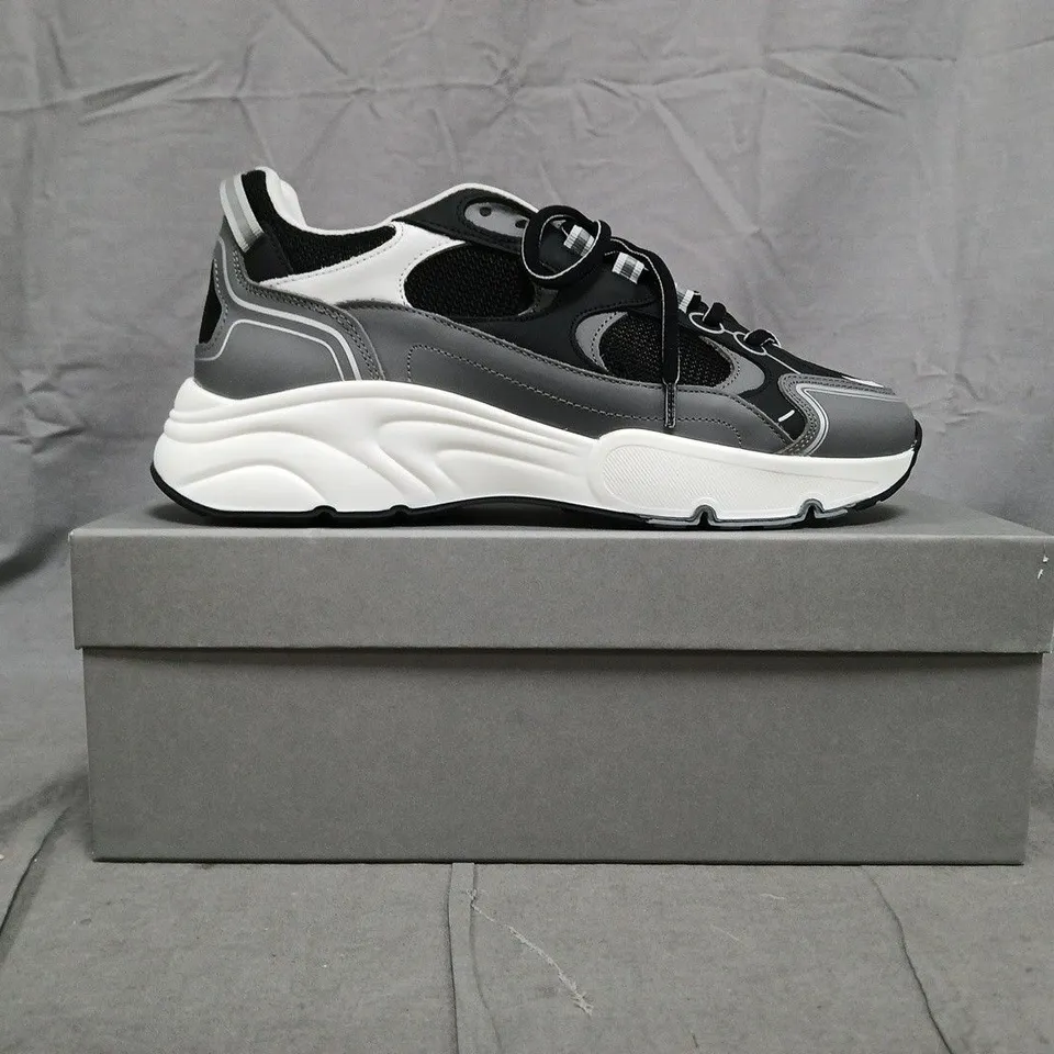 BOXED PAIR OF CLEENS PULSE RUNNER TRAINERS IN CARBON SIZE UK 8