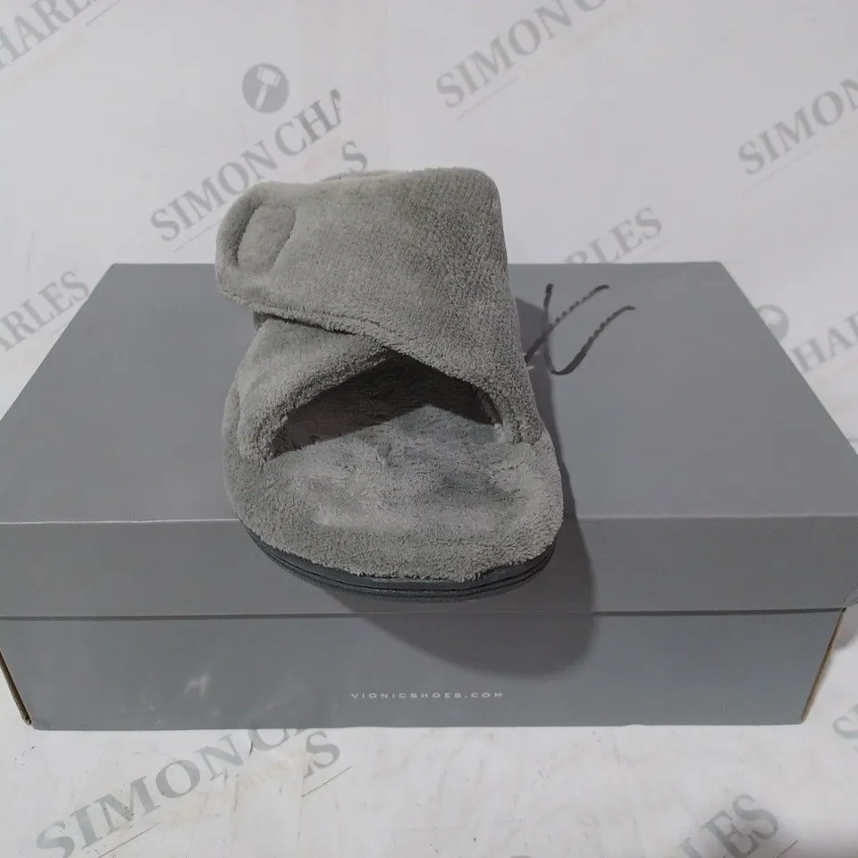 BOXED PAIR OF VIONIC SLIPPERS IN LIGHT GREY SIZE 8