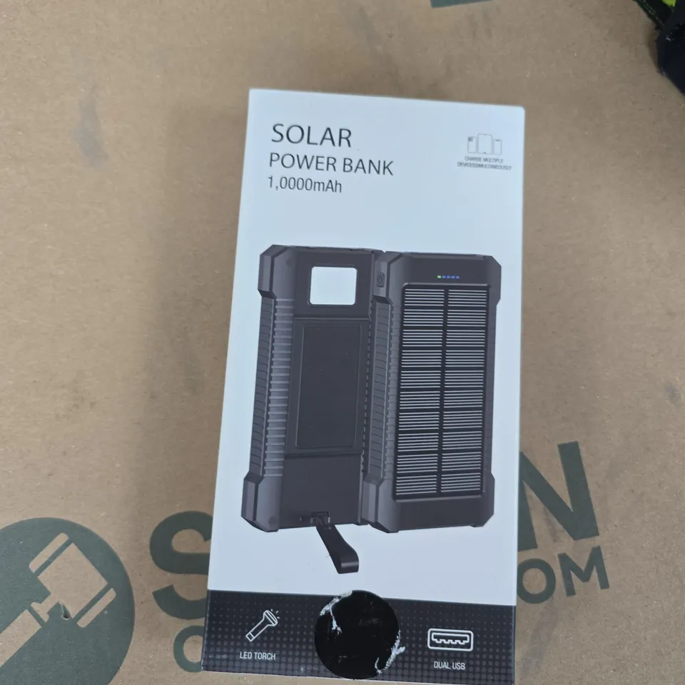 BOX OF APPROXIMATELY 15 ASSORTED ITEMS TO INCLUDE: SOLAR POWER BANK