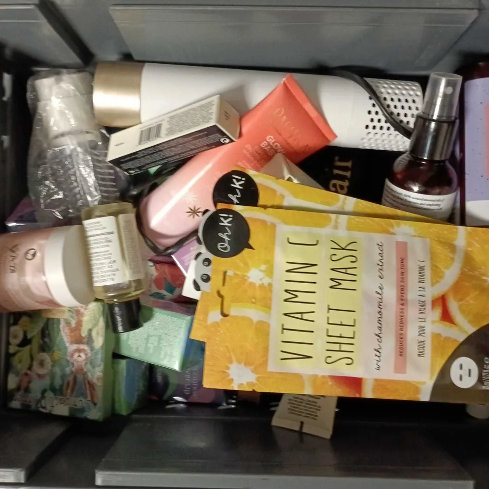 LOT OF APPROX. 10 ASSORTED COSMETIC/BEAUTY ITEMS VARYING IN SIZE/STYLE TO INCLUDE:CURL DEFINING SHAMPOO, TUMERIC MASK AND COCO BOND DAMAGE CARE LEAVE IN MASK