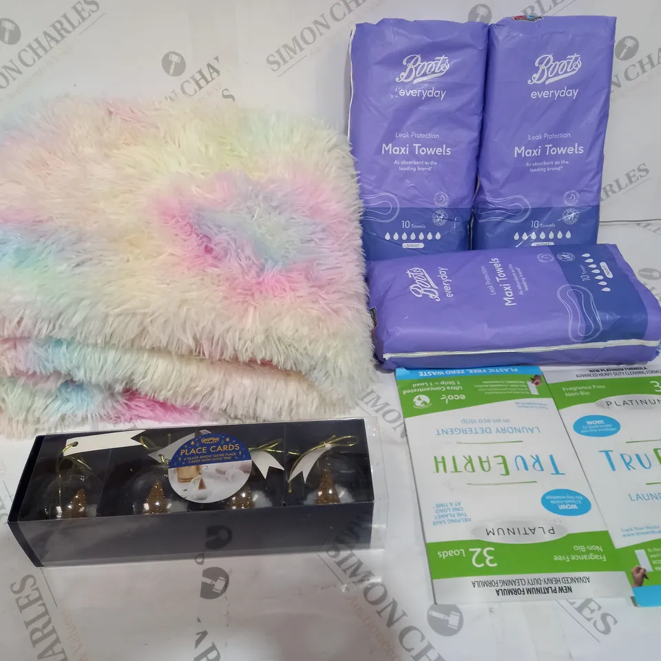 BOX OF ITEMS APPROXIMATELY 10 TO INCLUDE LARGE RAINBOW BLANKET, WOMAN'S MAXI TOWELS, PERSONALISED CHRISTMAS TREE DECORATIONS ETC