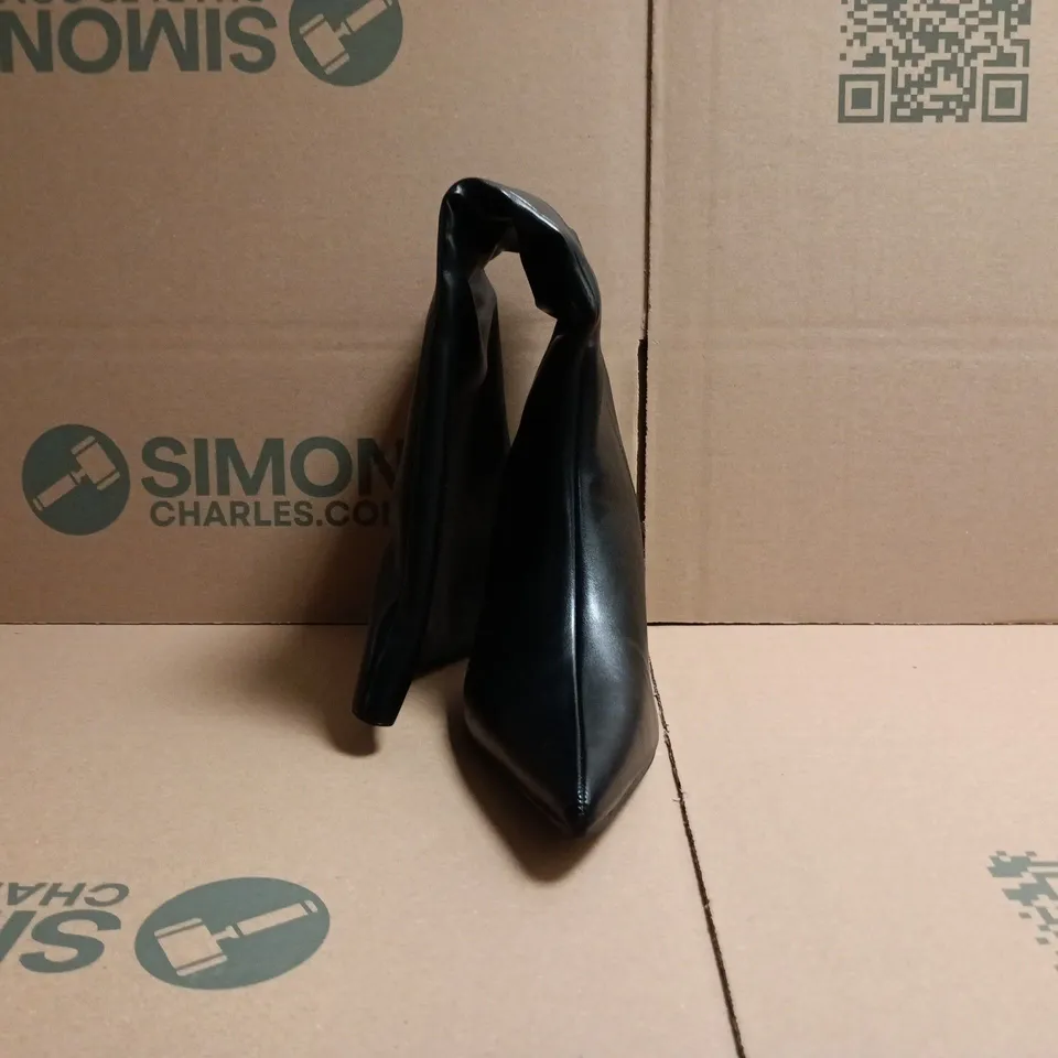 BOXED PAIR OF BOOHOO LOW HEEL POINTED COLUMN BOOTS IN BLACK SIZE 5