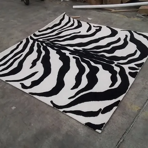 QUALITY DESIGNER AREA RUG - APPROXIMATELY 180X180CM