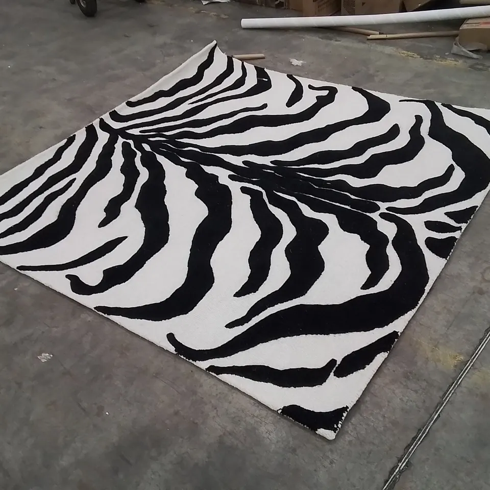 QUALITY DESIGNER AREA RUG - APPROXIMATELY 180X180CM