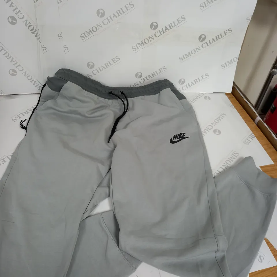 NIKE GREY JOGGING BOTTOMS - X LARGE 