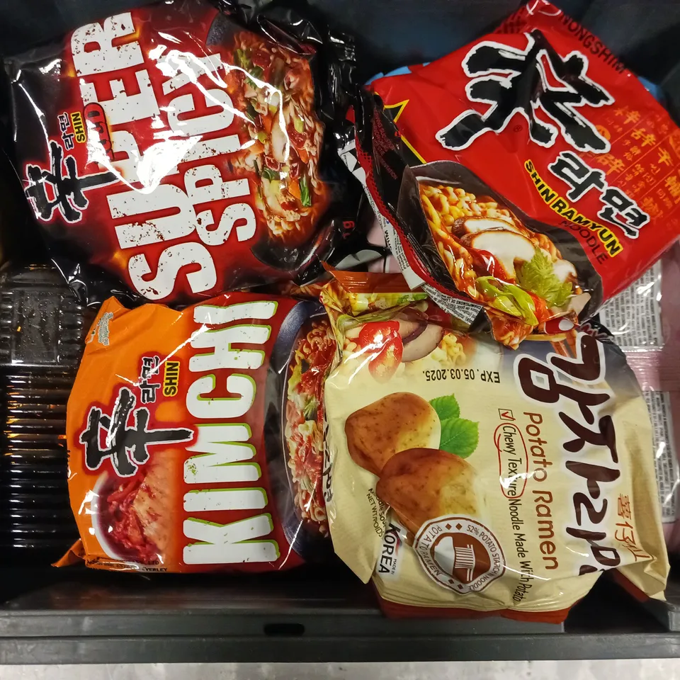 APPROXIMATELY 12 ASSORTED FOOD & DRINK ITEMS TO INCLUDE BULDAK HOT CHICKEN RAMEN, YOSHIDAS SAUCE, POTATO RAMEN, ETC