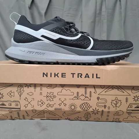 BOXED PAIR OF NIKE REACT PEGASUS TRAIL 4 SHOES IN BLACK/GREY UK SIZE 11.5