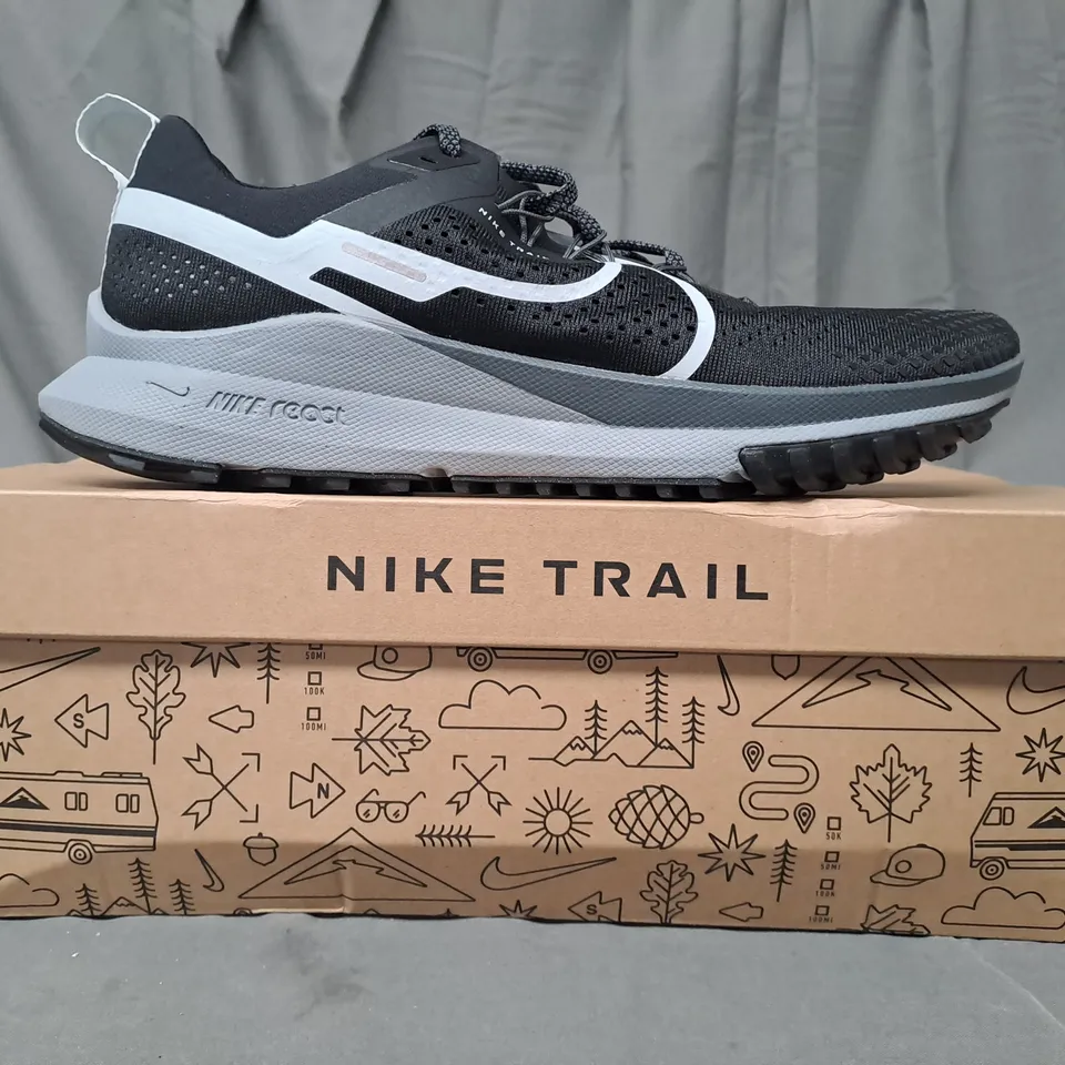 BOXED PAIR OF NIKE REACT PEGASUS TRAIL 4 SHOES IN BLACK/GREY UK SIZE 11.5