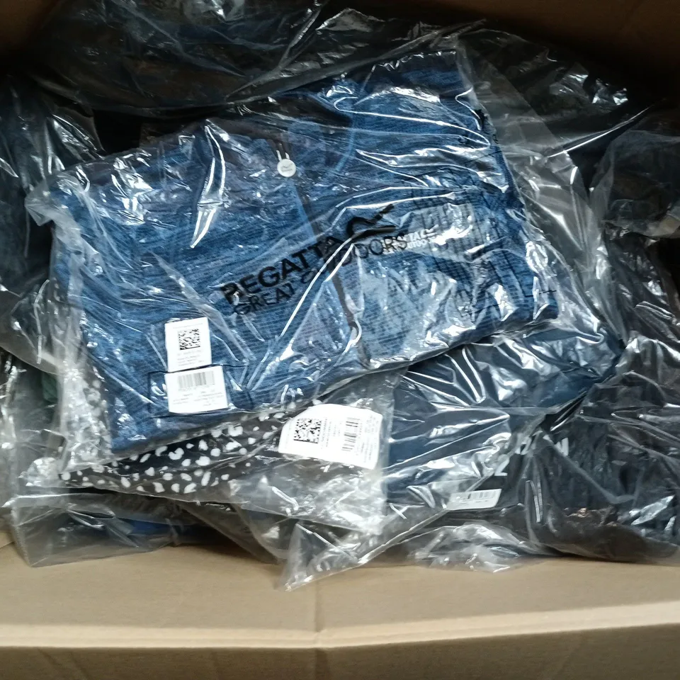 APPROXIMATELY 21 ASSORTED BRAND NEW REGATTA CLOTHING ITEMS IN VARIOUS SIZES, STYLES & COLOURS TO INCLUDE CHASKA ZO TRS III, ROVING III JACKET, TORREK BAFFLE JACKET, ETC