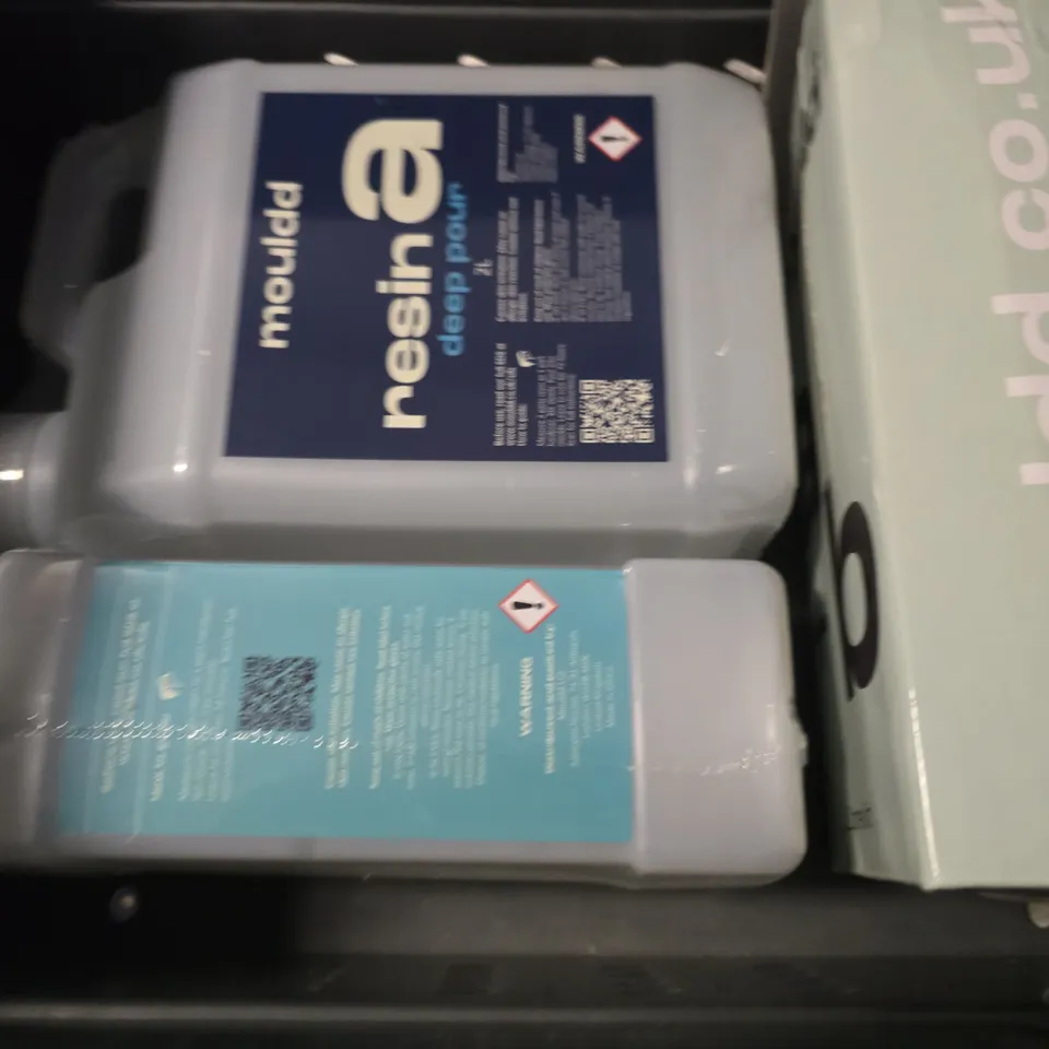 APPROXIMATELY 5 ASSORTED ITEMS TO INCLUDE - MOULDD B HARDENER DEEP POUR , MOULDD RESIN A DEEP POUR ETC