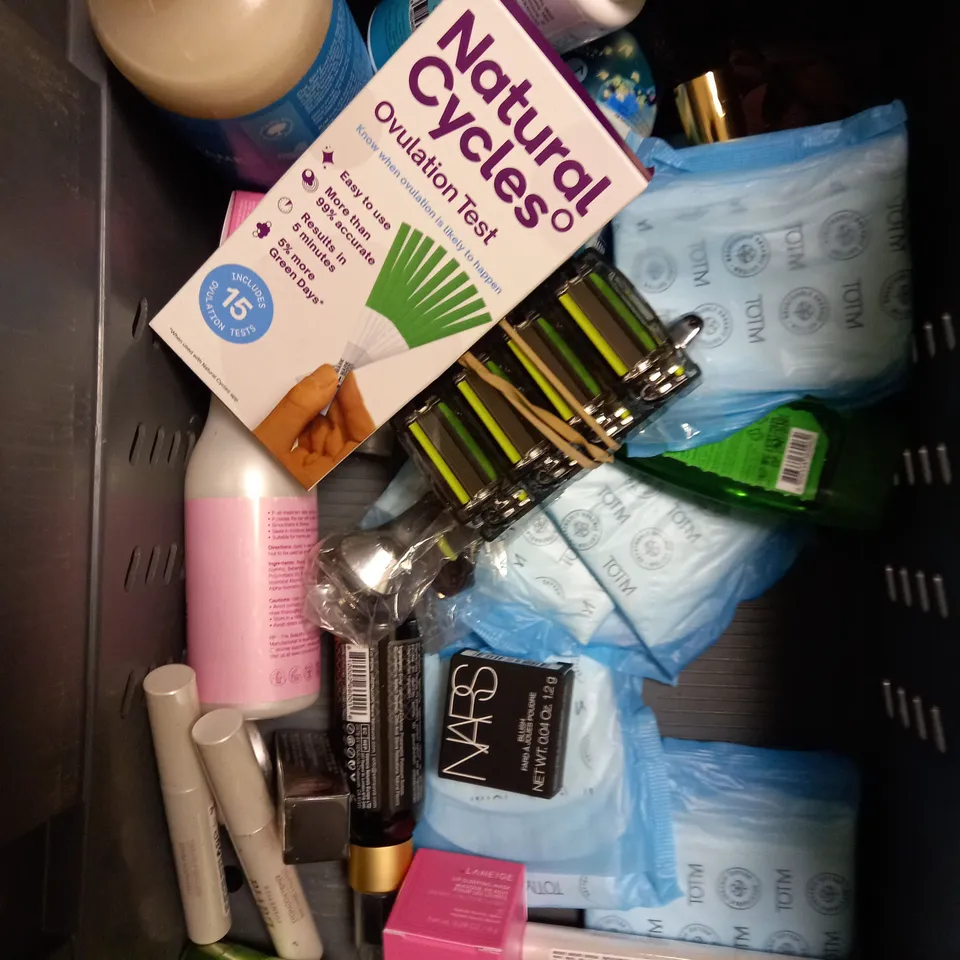BOX OF APPROXIMATELY 20 ASSORTED HEALTH & BEAUTY PRODUCTS TO INCLUDE PIZ BUIN TAN INTENSIFYING SPRAY, GATINEAU TAN ACCELERATING LOTION, LOREAL ELVIVE BOND REPAIR SHAMPOO ETC 