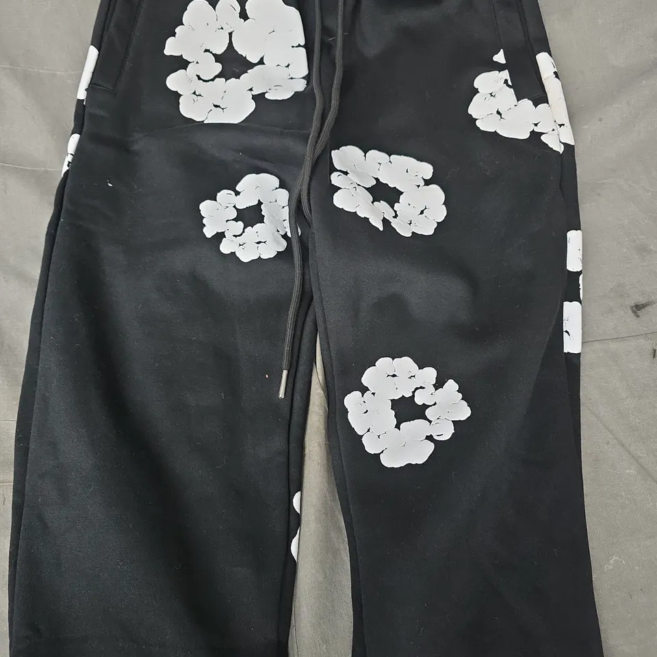 DENIM TEARS JOGGERS IN BLACK W. WHITE FLORAL PATTERN SIZE SMALL