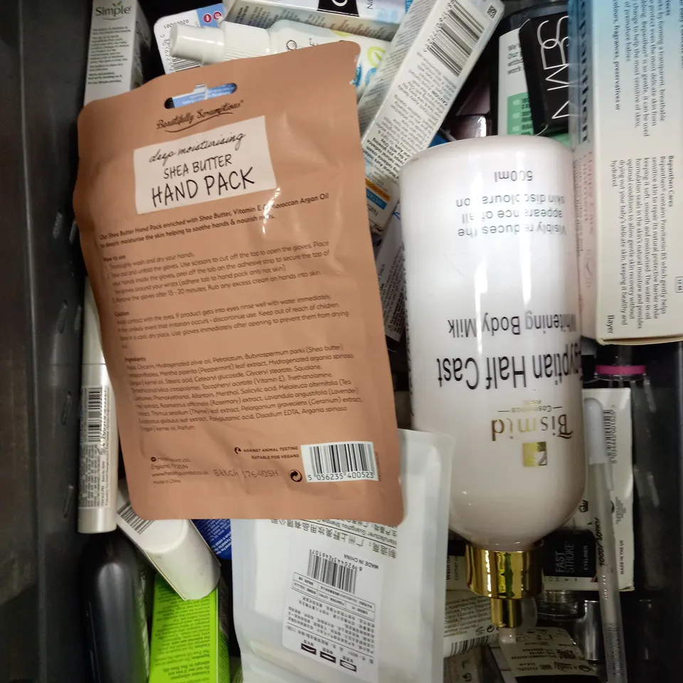 BOX OF APPROXIMATELY 30 ASSORTED HEALTH & BEAUTY PRODUCTS TO INCLUDE BPERFECT ILLUMINATING PRIMER, WILKINSON SWORD RAZORS, NARS BLUSH ETC 
