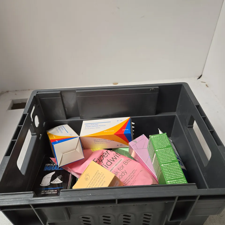 TOTE OF APPROXIMATELY 15 ASSORTED BEAUTY PRODUCTS INCLUDING GENTLE MAGIC THE SKINCARE SERUM, WELEDA SKIN FOOD AND GLOWXIE FOOT CREAM