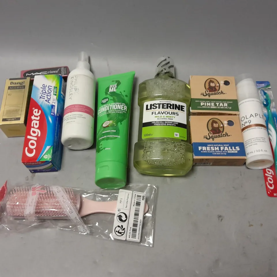 BOX OF APPROXIMATELY 15 COSMETIC ITEMS TO INCLUDE LISTERINE, SQUATCH SOAP, AND COLGATE TOOTHPASTE ETC. 