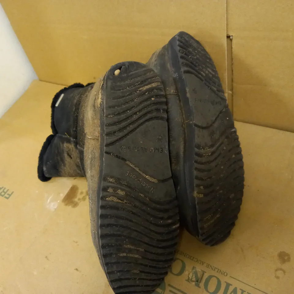 BOXED PAIR OF EMU ALL WEATHER LATROBE LEATHER & SUEDE ZIP MID LENGTH BOOTS - BLACK SIZE 8