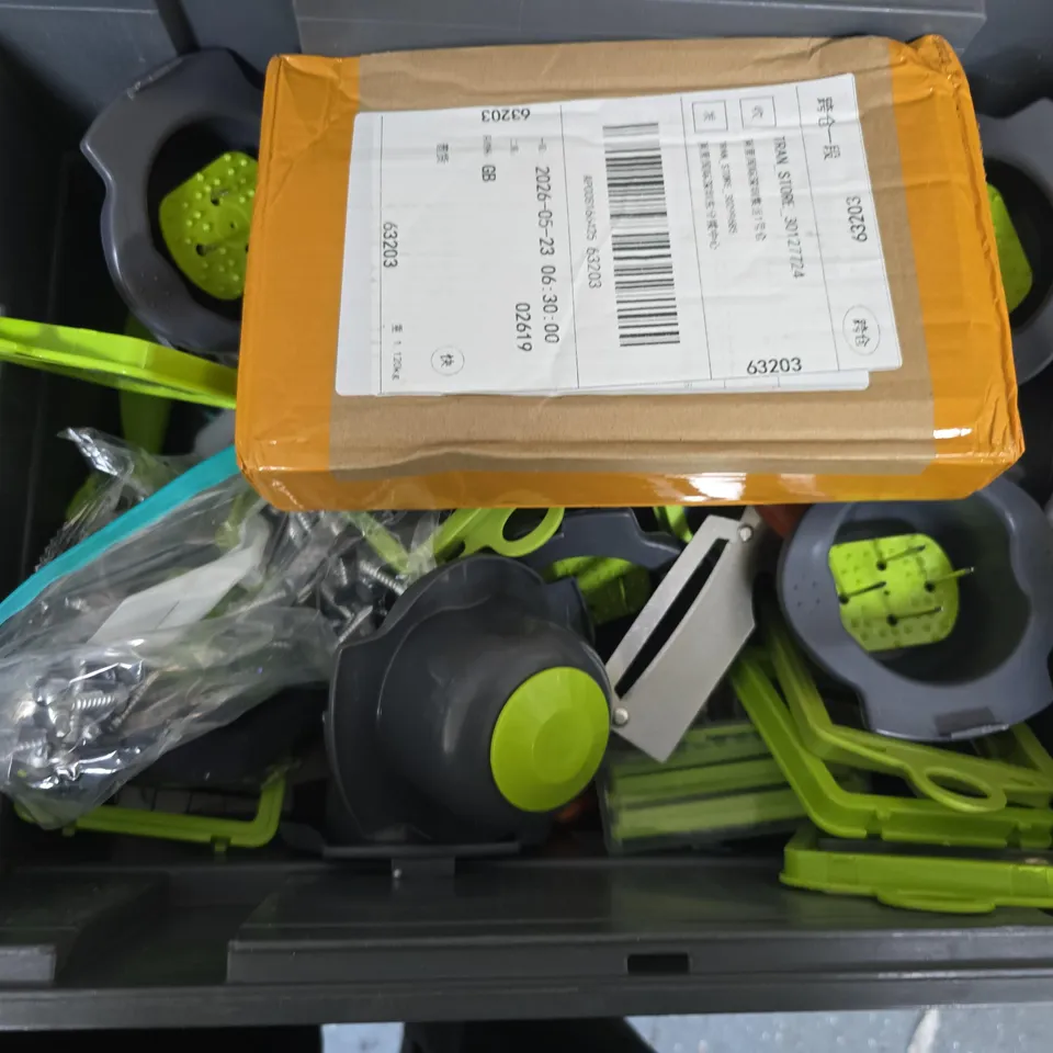 TOTE OF APPROXIMATELY 20 ASSORTED SHARP OBJECTS TO INCLUDE A CROWBAR, SCREWDRIVERS AND REPLACEMENT BLADES