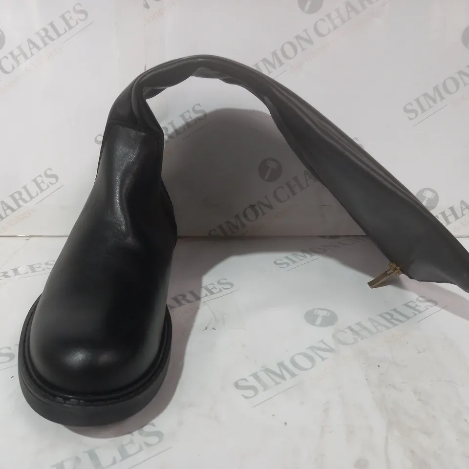 BOXED PAIR OF CLARKS ORINOCO2 LONG KNEE-HIGH BOOTS IN BLACK UK SIZE 7