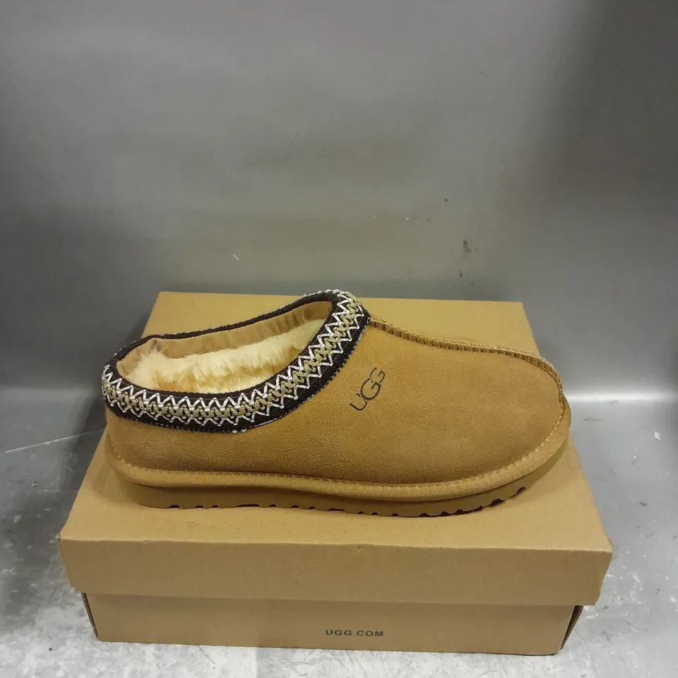 BOXED PAIR OF UGG DAKTA SHOES IN TAN SIZE UK 7