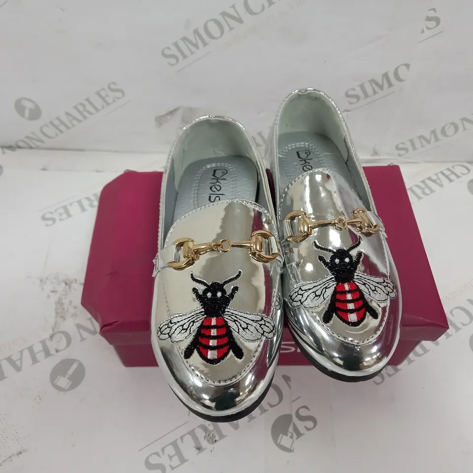 APPROXIMATELY 13 BOXED PAIR OF KELSI KIDS BUTTERFLY EMBROIDERED LOAFERS IN SILVER TO INCLUDE SIZES 1, 2, 8, 9, 10, 11, 12, 13